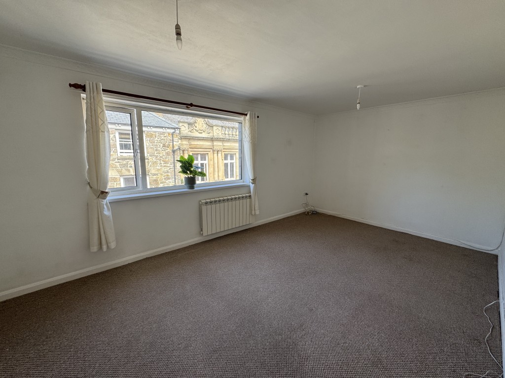 Lot: 63 - MIXED USE PROPERTY COMPRISING TWO COMMERCIAL UNITS AND THREE FLATS - 8C Living room